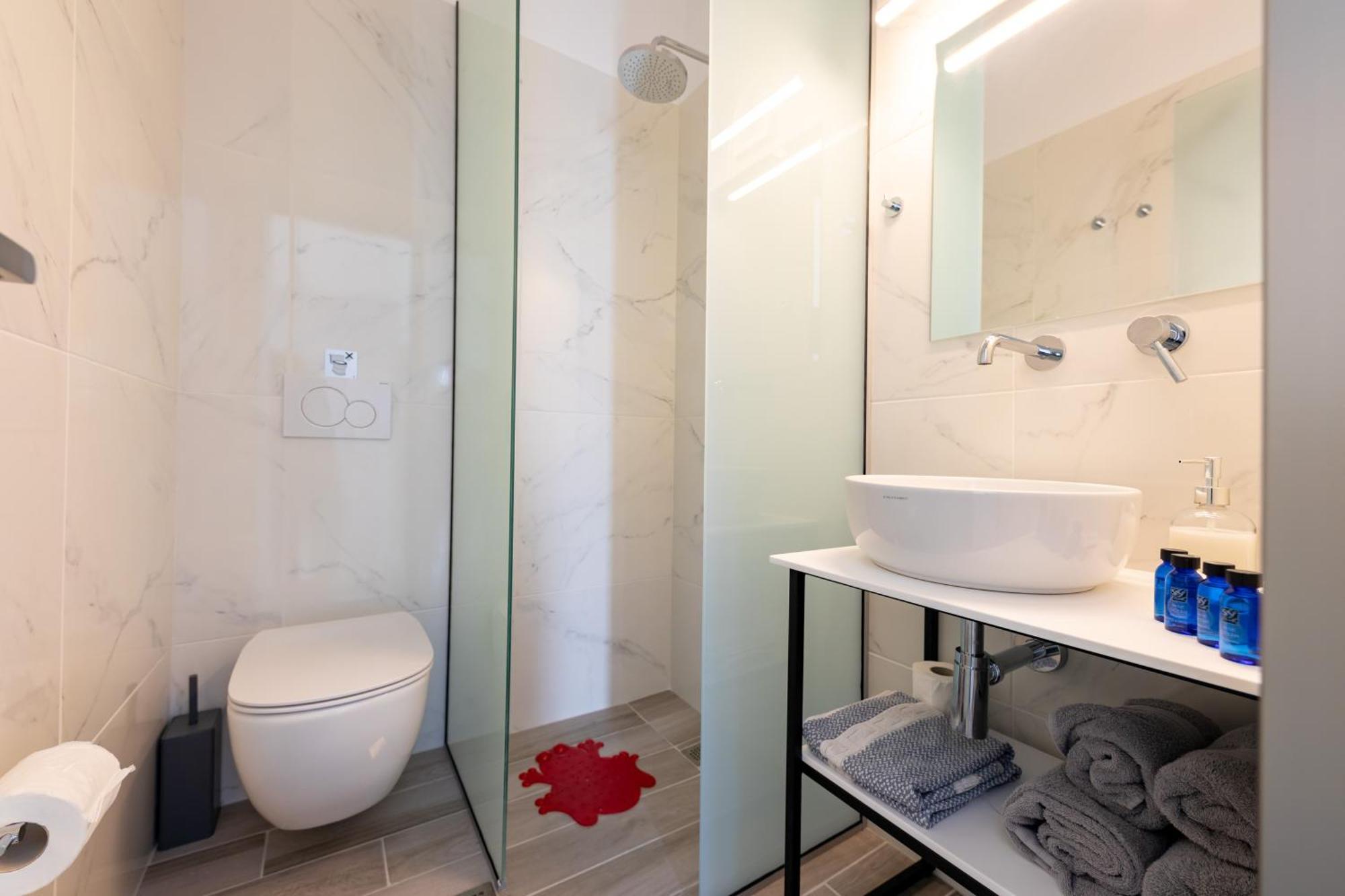 Madaky Hotel *